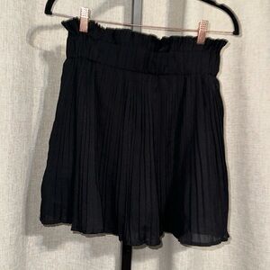 Black pleated mini‎ skirt with elastic waistband - size M